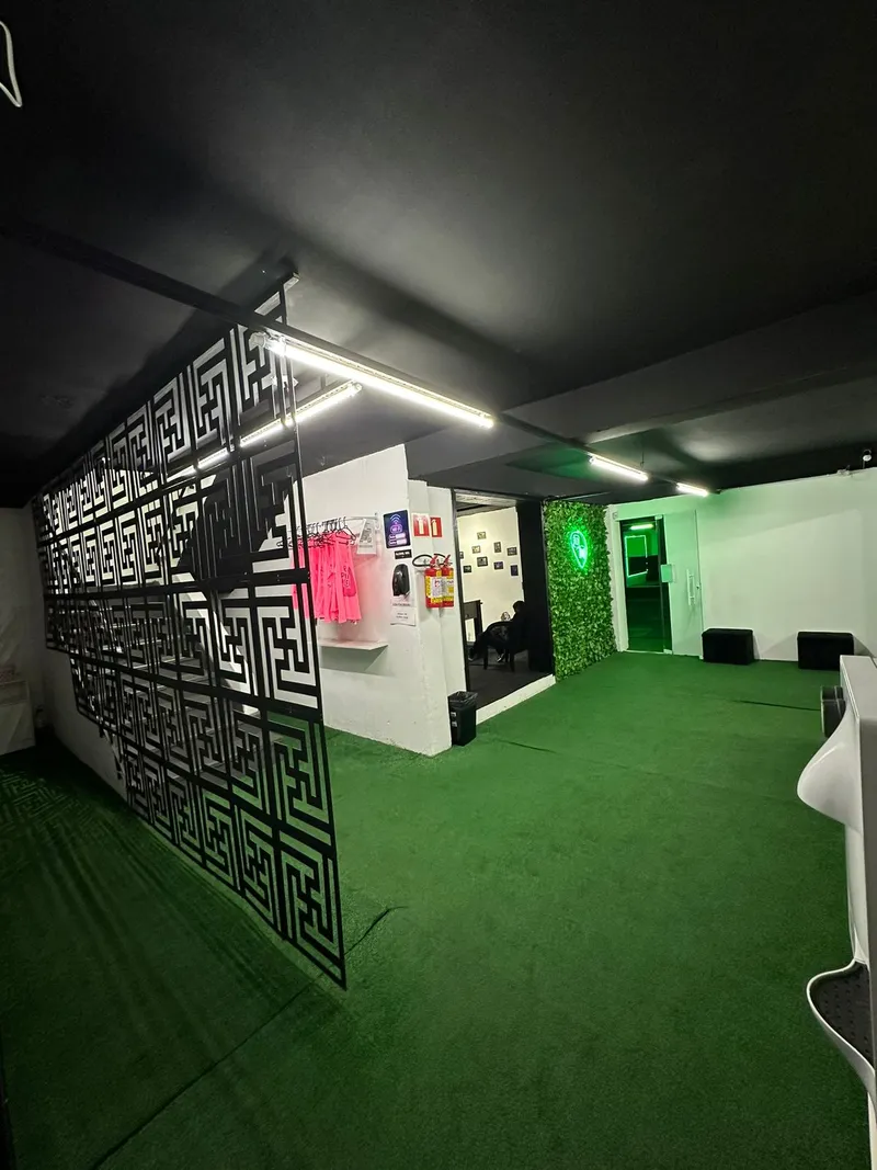 Recepção e entrada principal - Ambiente moderno com parede decorativa e área de espera