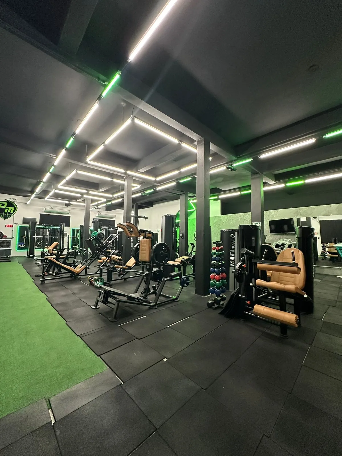 Sala de treino - Ambiente com iluminação azul neon e espelhos