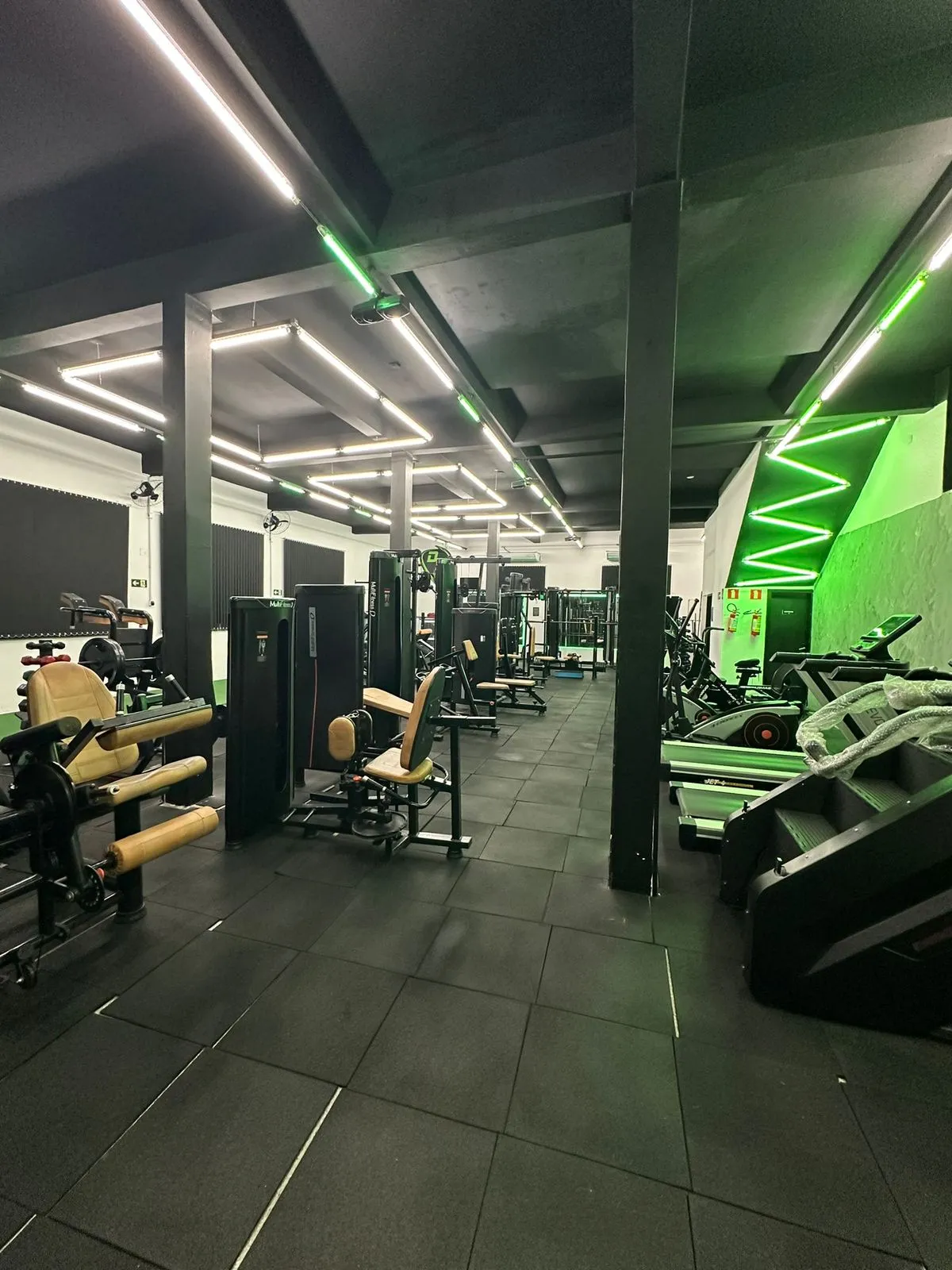 Área de musculação - Equipamentos modernos e completos para treino de força